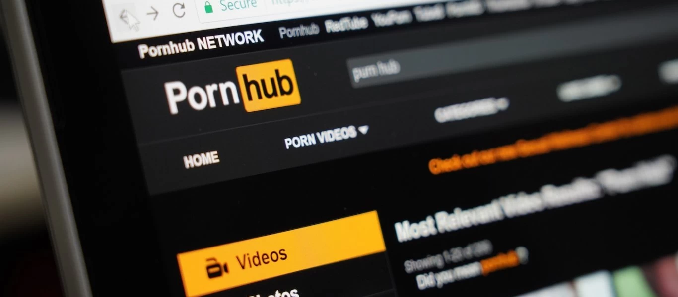 Τροποποιεί τους κανόνες του το Pornhub - Δέχθηκε καταγγελίες για φιλοξενία παράνομων βίντεο
